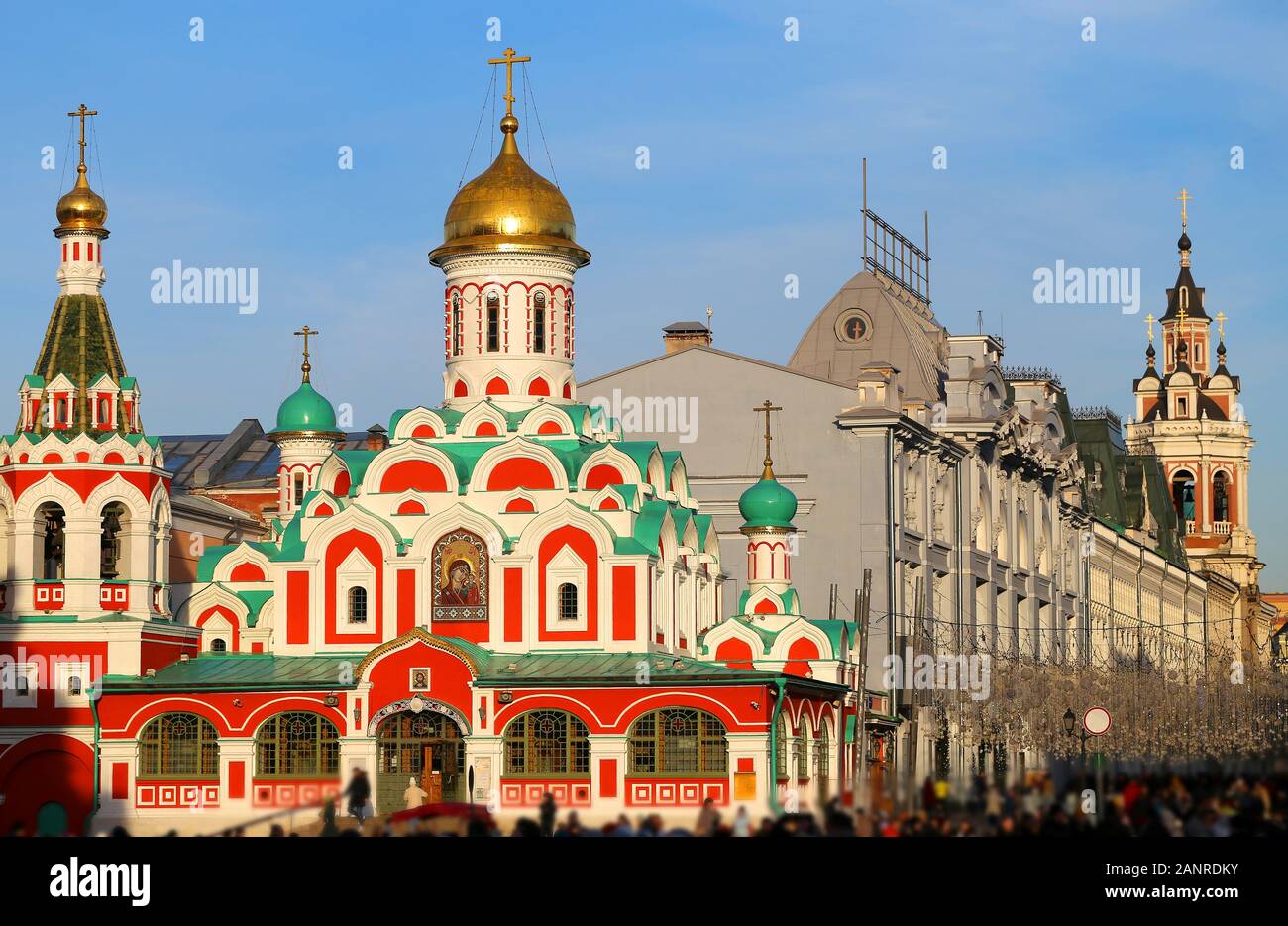 Bellissima foto di panorami del Cremlino di Mosca templi in una giornata di sole Foto Stock