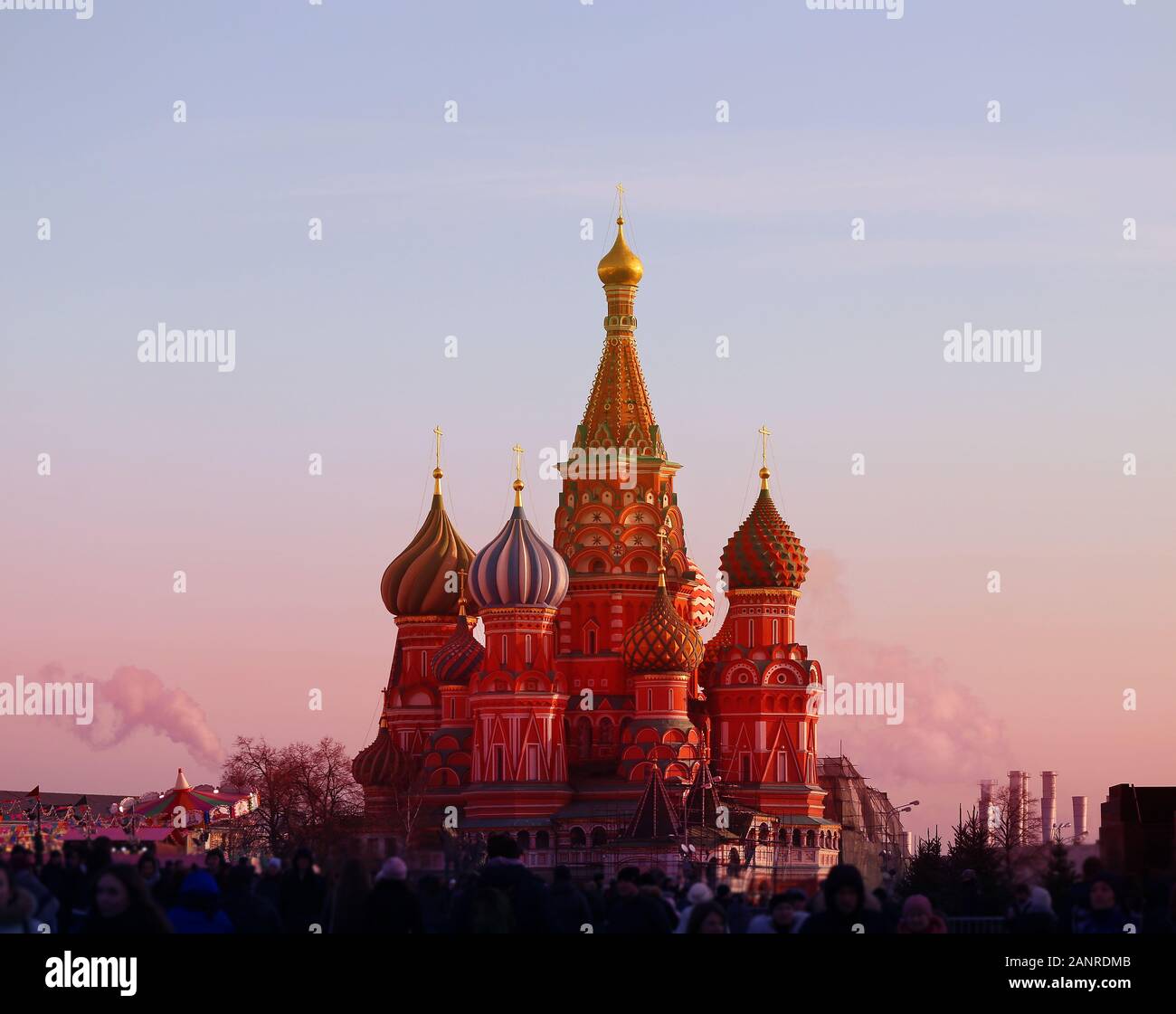 Bella foto della Cattedrale di San Basilio al tramonto a Mosca Foto Stock