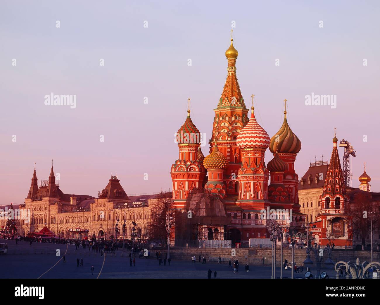 Bella foto della Cattedrale di San Basilio al tramonto a Mosca Foto Stock