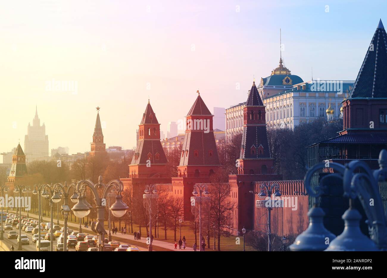 Bellissima foto di panorami del Cremlino di Mosca templi in una giornata di sole Foto Stock