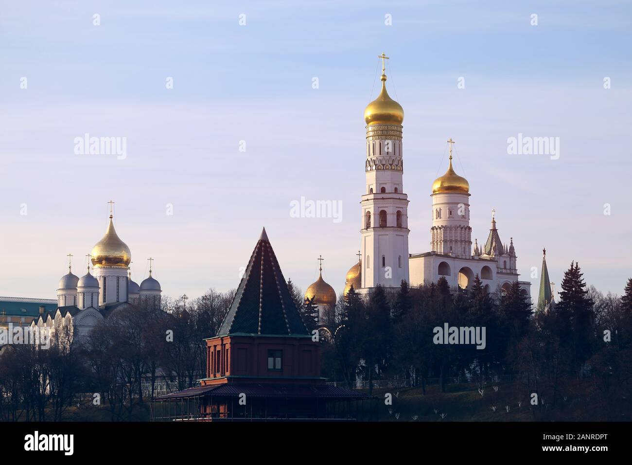 Bellissima foto di panorami del Cremlino di Mosca templi in una giornata di sole Foto Stock