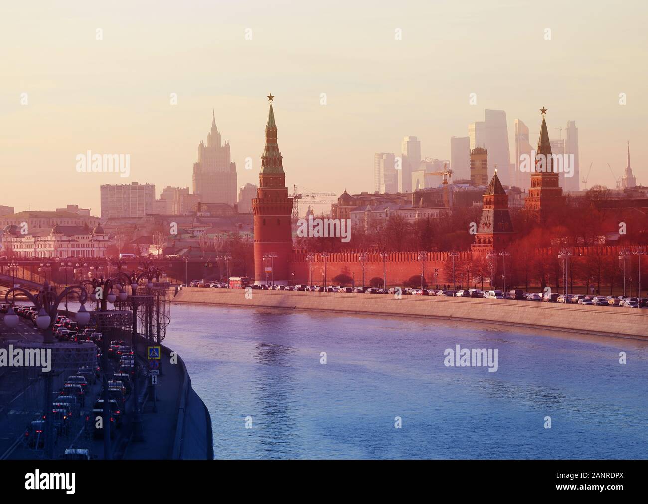 Bellissima foto di vedute di Mosca con il fiume e templi Foto Stock