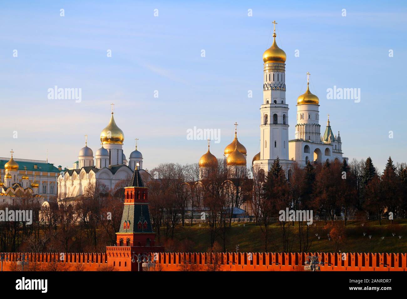 Bellissima foto di panorami del Cremlino di Mosca templi in una giornata di sole Foto Stock