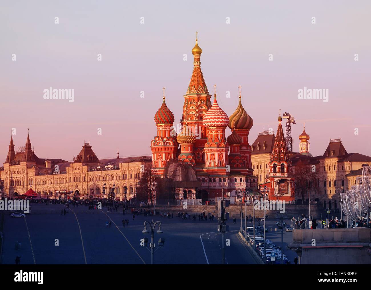 Bella foto della Cattedrale di San Basilio al tramonto a Mosca Foto Stock