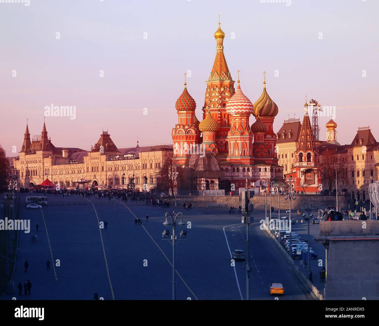 Bella foto della Cattedrale di San Basilio al tramonto a Mosca Foto Stock