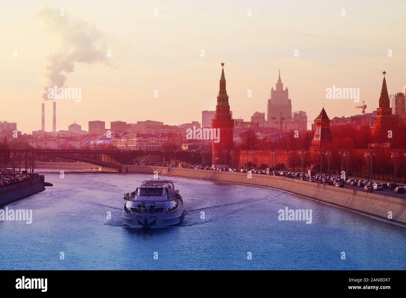 Bellissima foto di vedute di Mosca con il fiume e templi Foto Stock