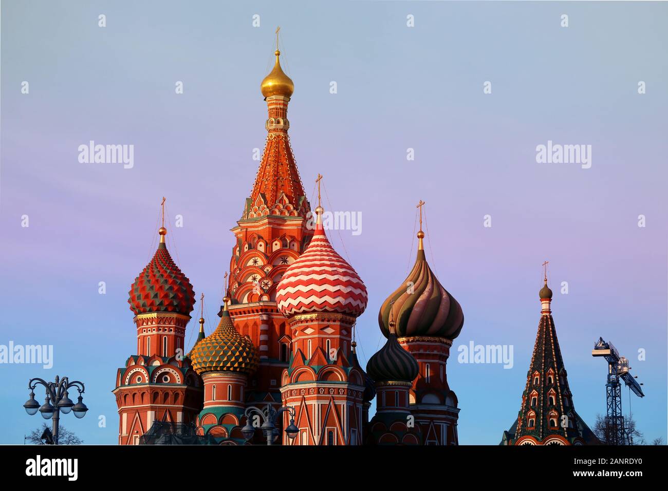Bella foto della Cattedrale di San Basilio al tramonto a Mosca Foto Stock