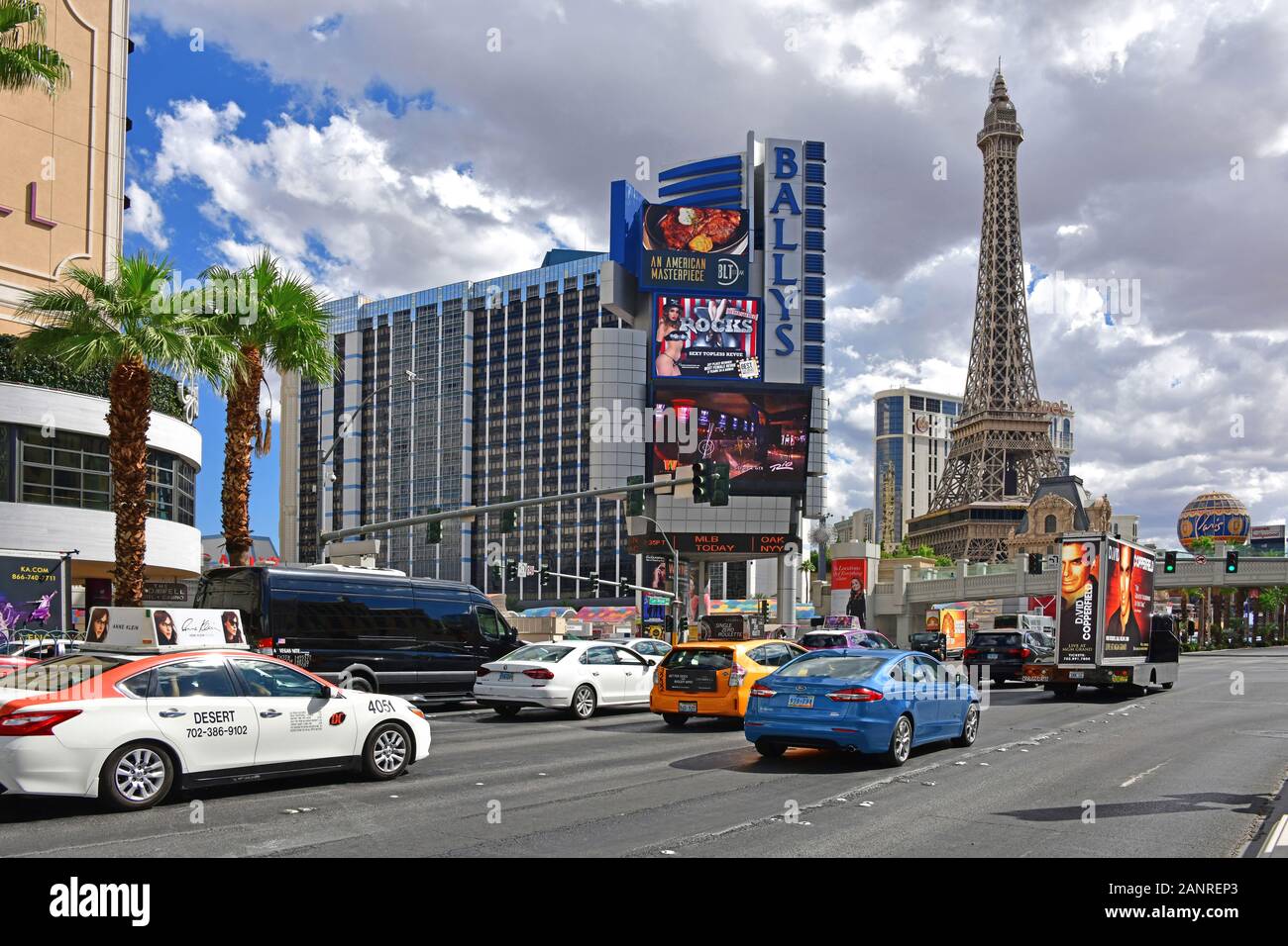 Las Vegas NV, STATI UNITI D'AMERICA 10-03-18 della Strip di Las Vegas è conosciuta per la congestione del traffico e le persone in cerca di attrazioni, hotel e casinò. Foto Stock