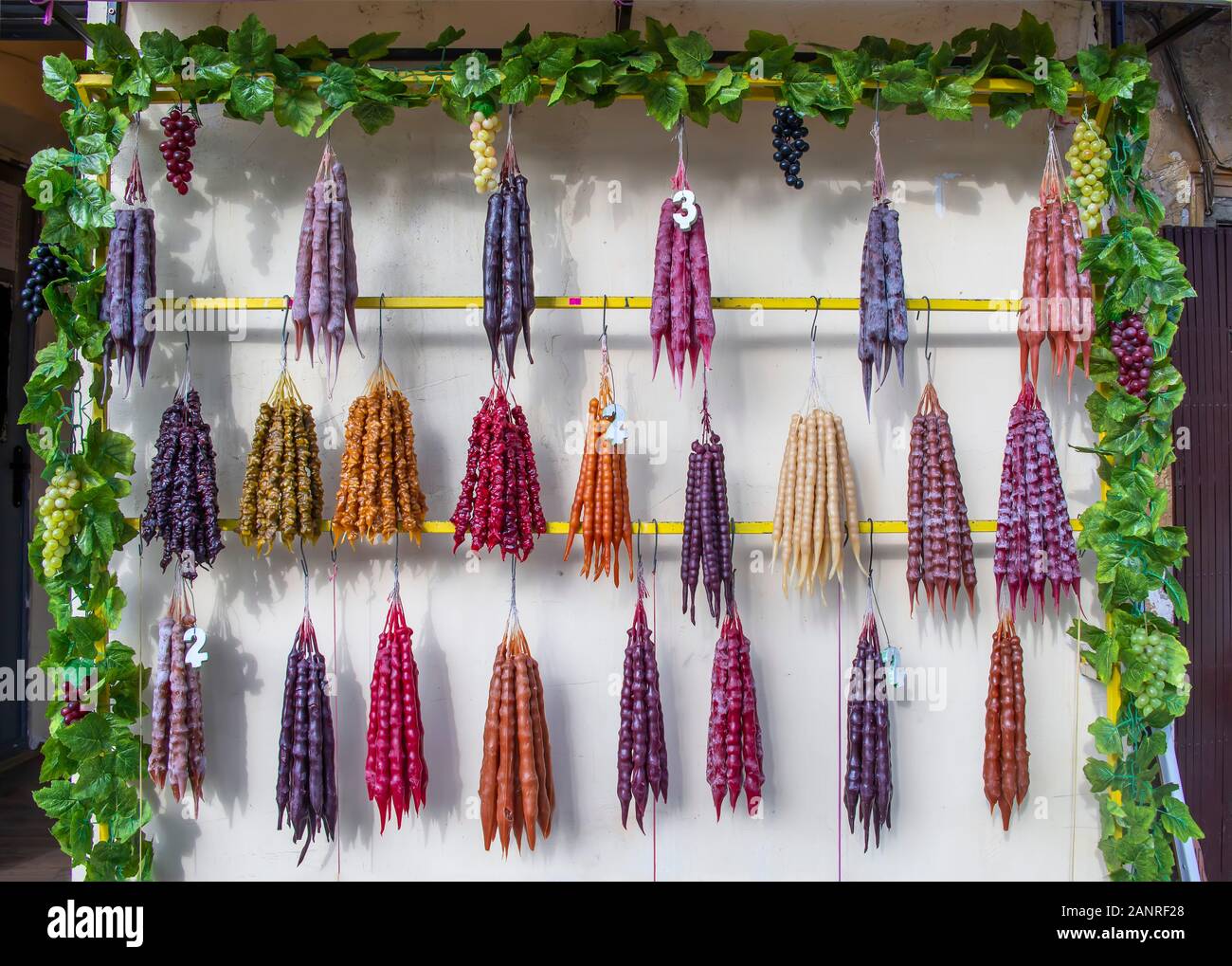 Churchkhela - in stile georgiano tradizionale cucina da dadi di pelati filettato nella farina succhi ispessita close up Foto Stock