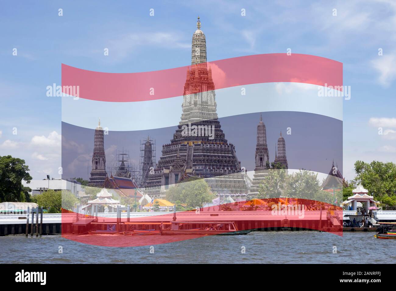 Wat Arun a.k. Il tempio dell'alba, Bangkok, Thailandia con Thai bandiera sovrapposte. Digitale immagine composita Foto Stock