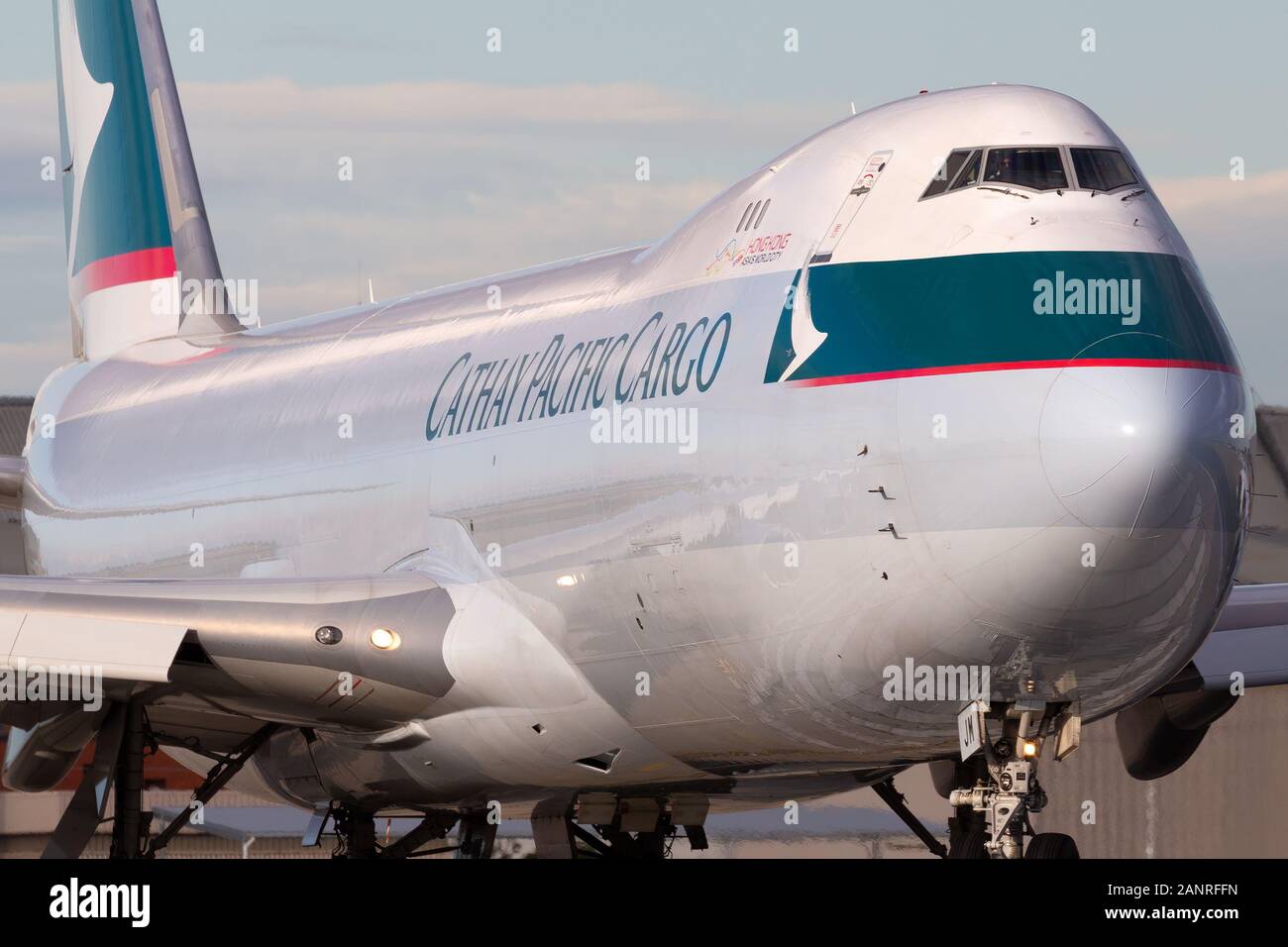 Cathay Pacific Airways Cargo 747-8 Boeing Aeromobili Cargo B-LJM preparando per il decollo dall'Aeroporto Internazionale di Melbourne. Foto Stock
