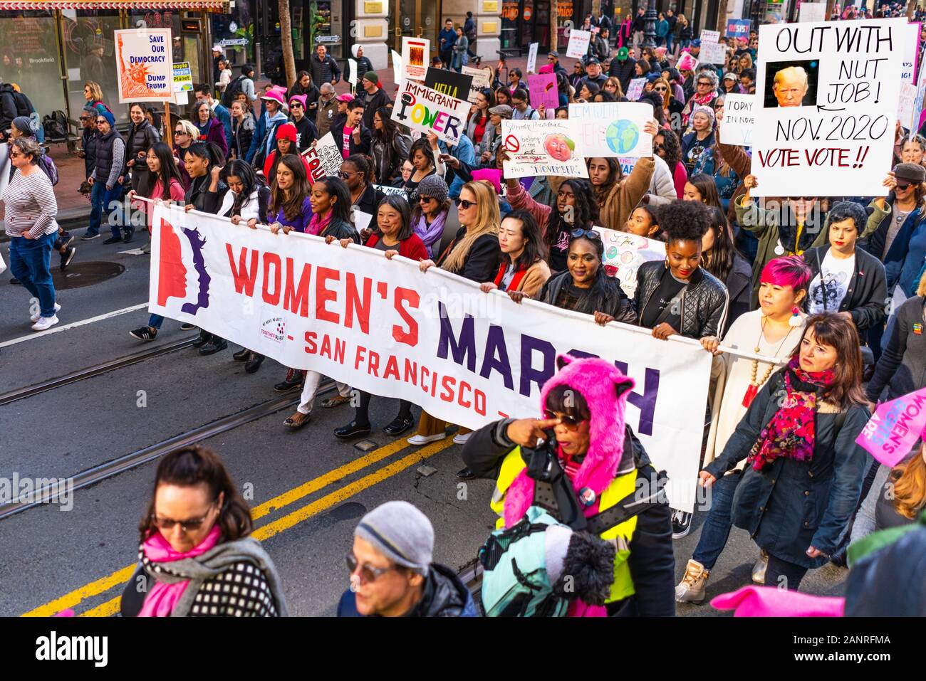 Jan 18, 2020 San Francisco / CA / STATI UNITI D'AMERICA - i partecipanti per le donne del marzo evento segni di attesa con vari messaggi mentre marcia su Market street nel fare Foto Stock