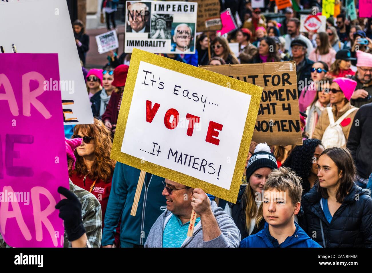 Jan 18, 2020 San Francisco / CA / STATI UNITI D'AMERICA - il partecipante alla donna marzo evento contiene 'è facile... voto...conta!' firmare mentre marcia su Market St Foto Stock