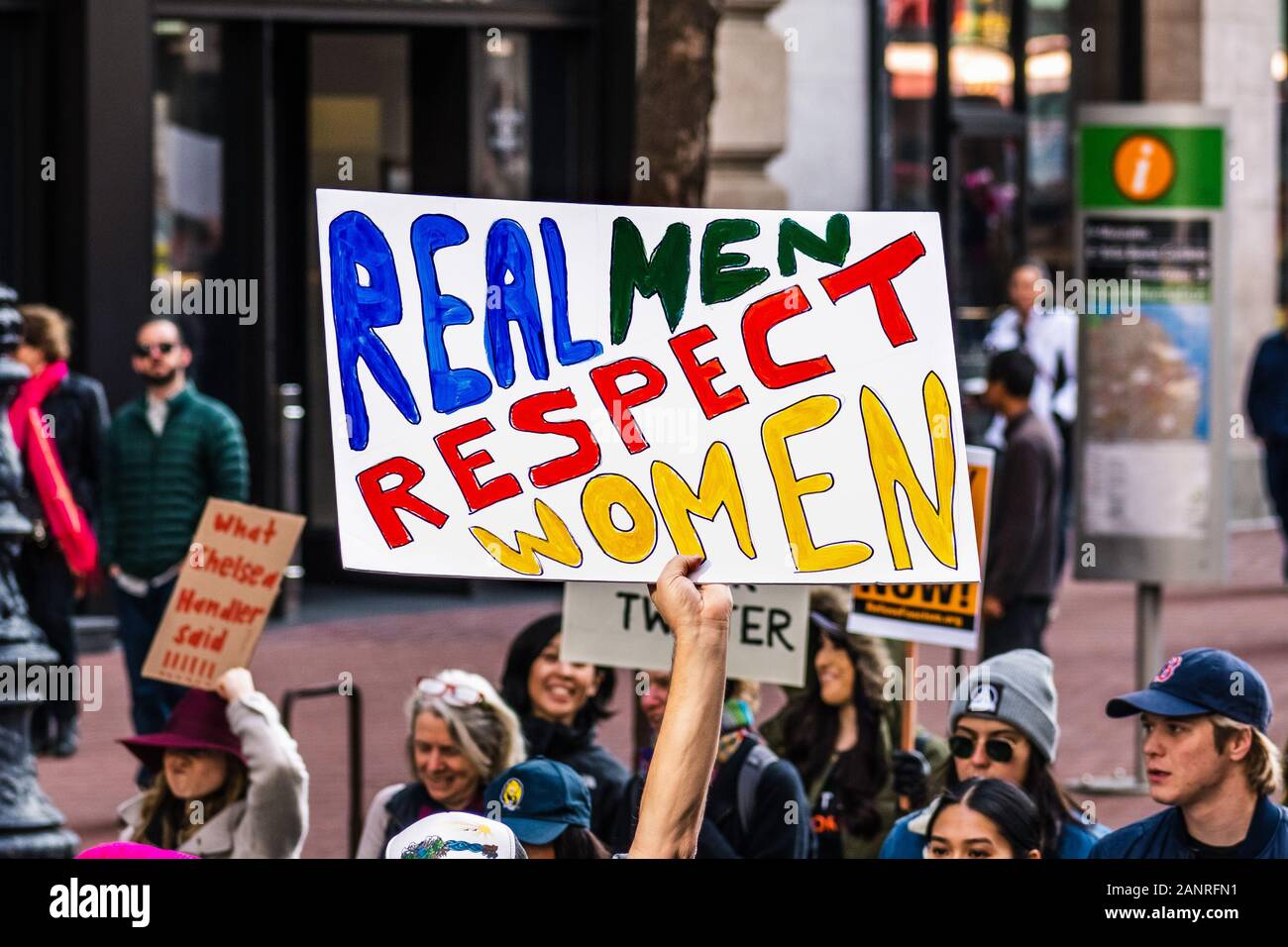 Jan 18, 2020 San Francisco / CA / STATI UNITI D'AMERICA - il partecipante alla donna marzo evento contiene "i veri uomini rispetto alle donne' firmare mentre marcia su strada del mercato in Foto Stock