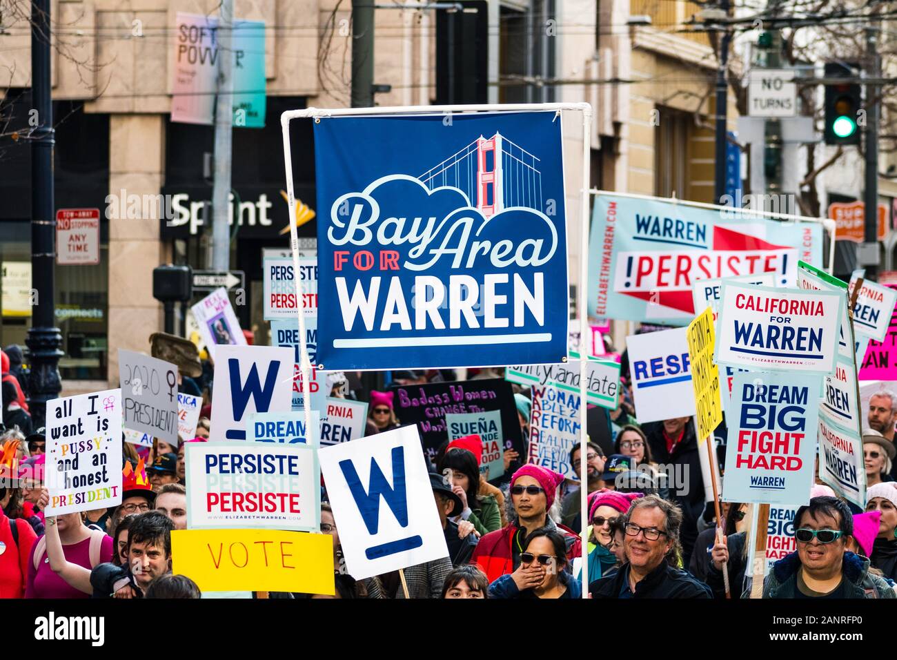 Jan 18, 2020 San Francisco / CA / STATI UNITI D'AMERICA - Bay Area di Warren gruppo che partecipa alla donna il mese di marzo e che trasportano gli striscioni mentre si cammina sul mercato str Foto Stock