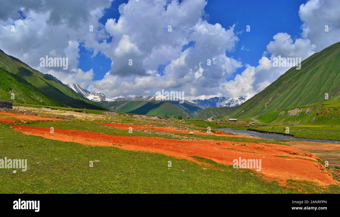 Una valle colorata con sorgenti di acqua minerale, Truso Valley, Georgia. Foto Stock