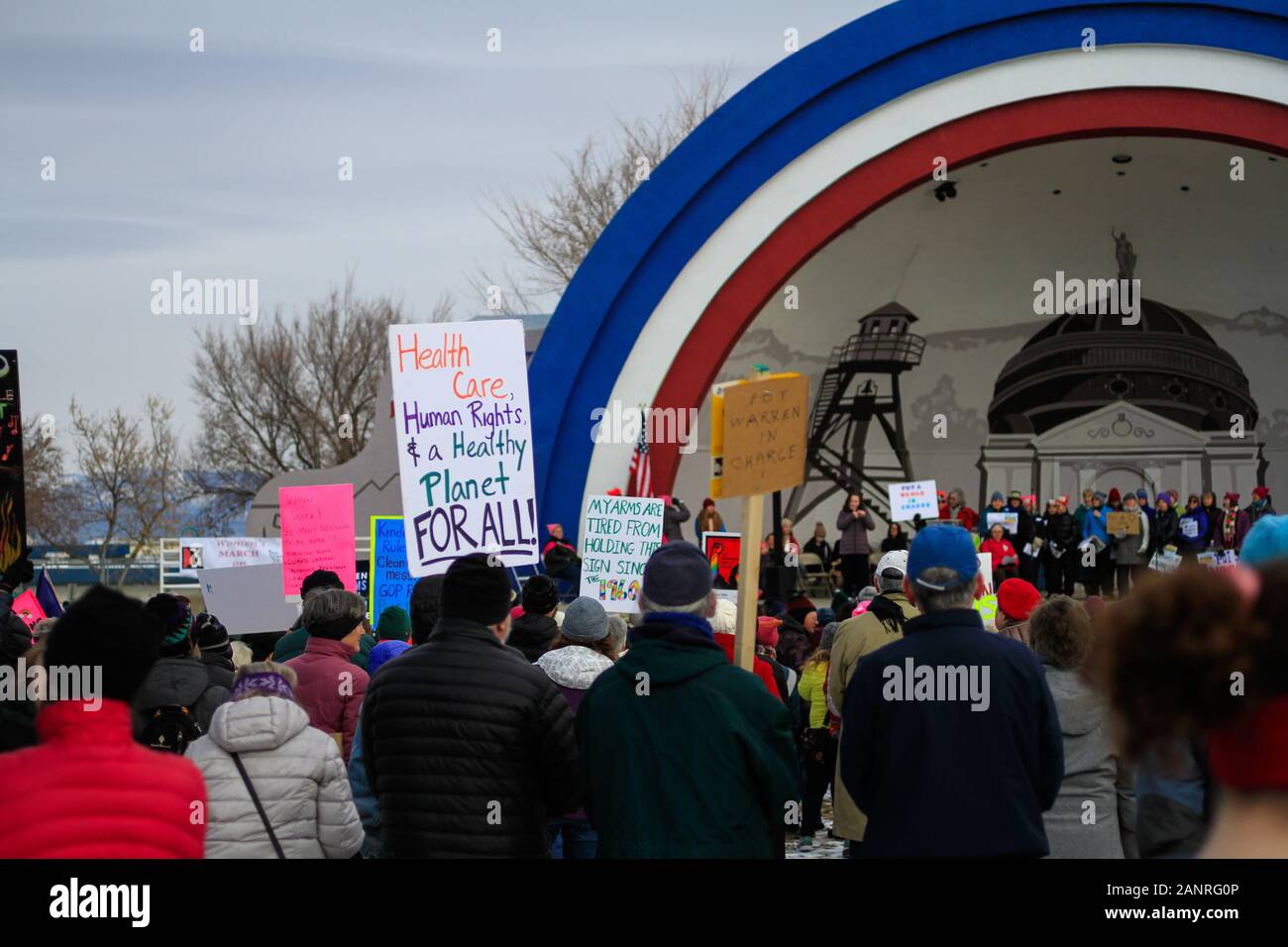 Un segno al 2020 donne di marzo in Helena, Montana semplificando la politica liberale e ideologia di American democratici. Anno di elezioni 2020. Foto Stock