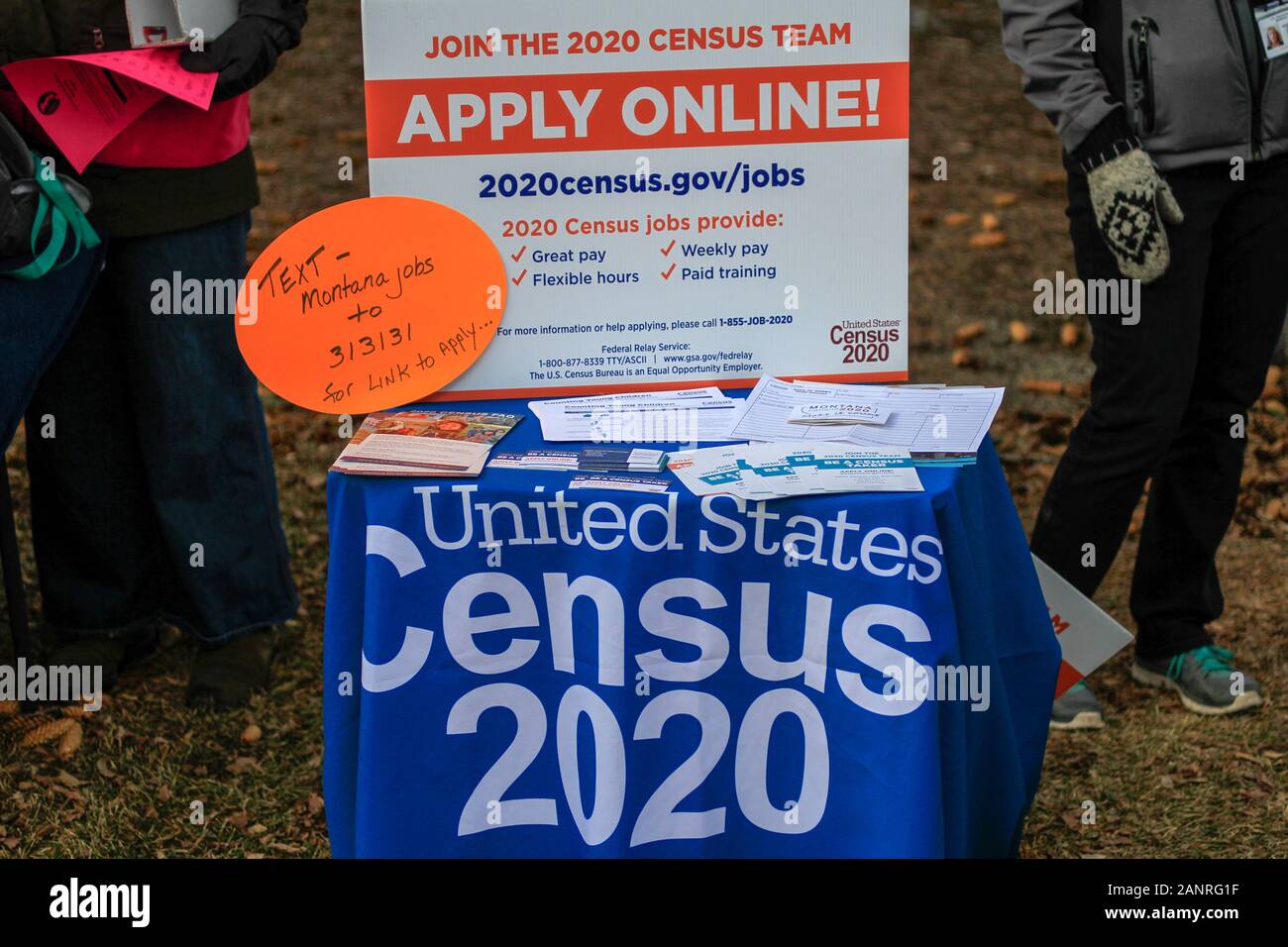 Un 2020 Stati Uniti Censimento tabella informazioni con i documenti su come applicare per un censimento lavoro correlate. Helena, Montana, USA. Foto Stock