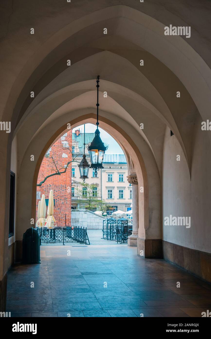 Medievale passaggio arcuato per la vecchia piazza del commercio di Cracovia Foto Stock