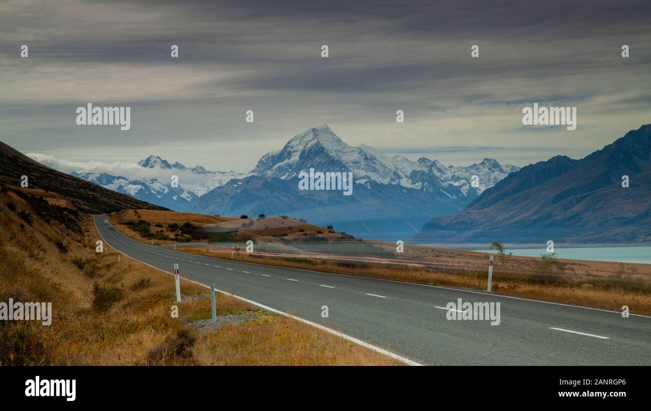 Una vista del Monte Cook dalla strada principale che conduce alla Hooker Valley. Il Mount Cook si trova nel Parco Nazionale di Mount Cook/ Aoraki in Nuova Zelanda. Foto Stock