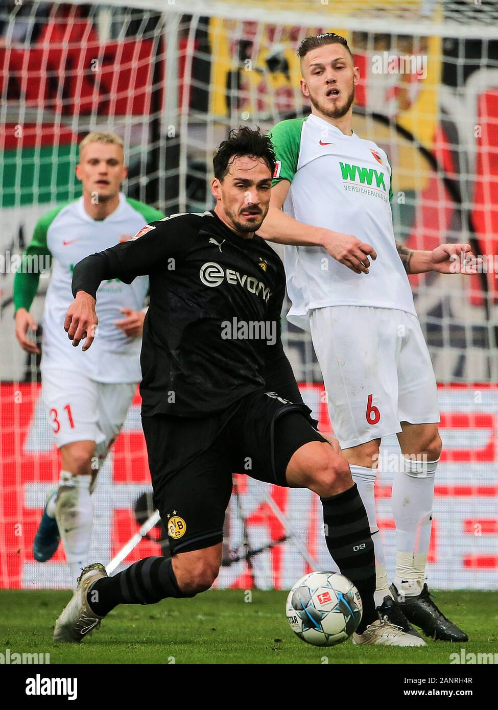 Augsburg, Germania. 18 gennaio, 2020. Mats Hummels (C) di Dortmund compete durante un match della Bundesliga tra FC Augsburg e Borussia Dortmund ad Augsburg, in Germania, gennaio 18, 2020. Credito: Philippe Ruiz/Xinhua/Alamy Live News Foto Stock