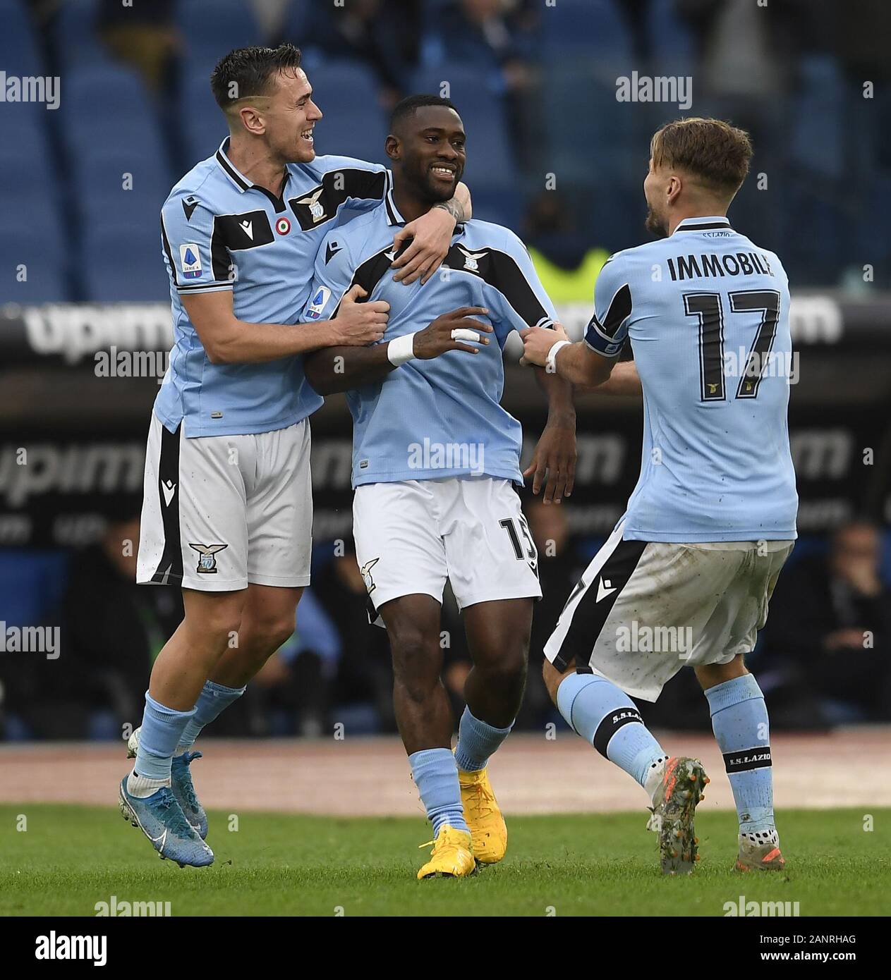 (200119) --, Gennaio 19, 2020 (Xinhua) -- del Lazio Bastos (M) celebra il suo obiettivo nel corso di una serie di una partita di calcio tra Lazio e Sampdoria in Roma, Italia, Jan 18, 2020. (Foto di Augusto Casasoli/Xinhua) Foto Stock