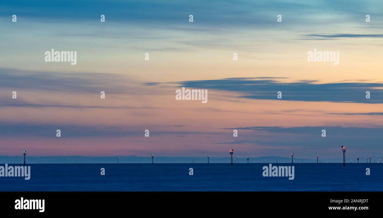 Luci su marcatori per aiutare a guidare le navi attraverso le spedizioni corsie in Port Phillip Bay, Melbourne Australia. Foto Stock