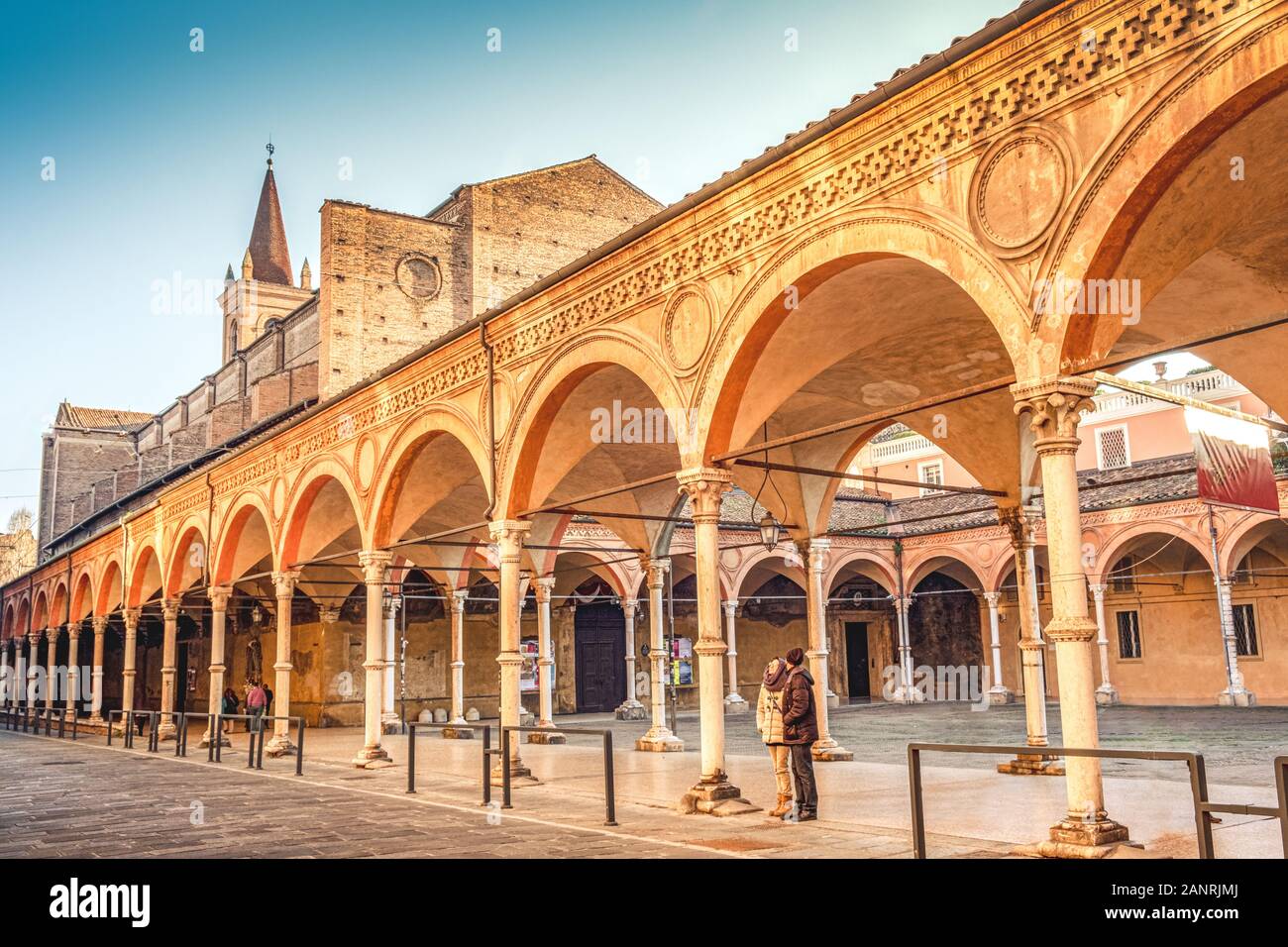 Bologna punto di riferimento locale della regione Emilia Romagna Italia - Santa Maria dei Servi o Santa Lucia chiesa e archway o Portico Foto Stock