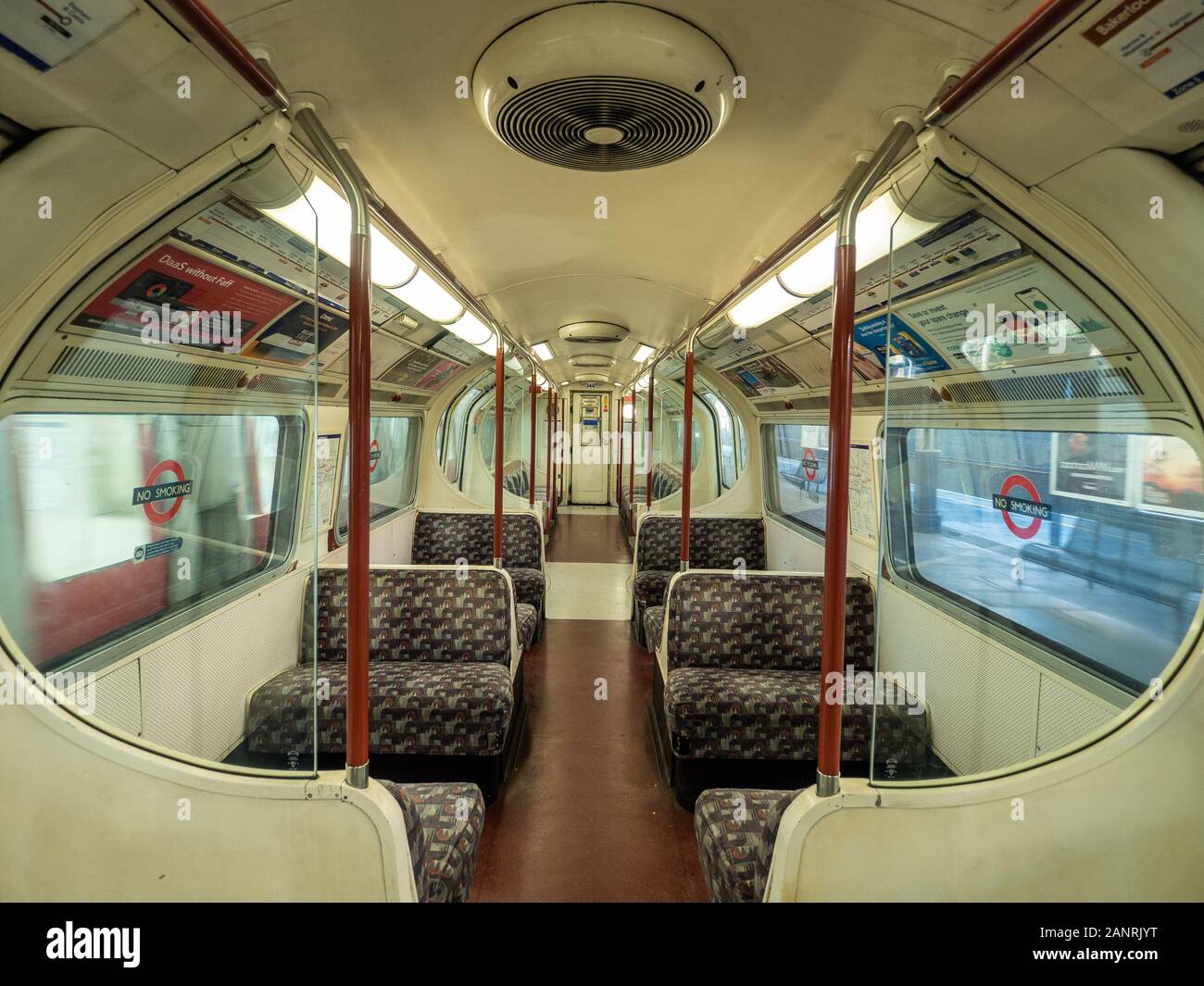 Treno della metropolitana sulla Bakerloo Line di Londra. Foto Stock
