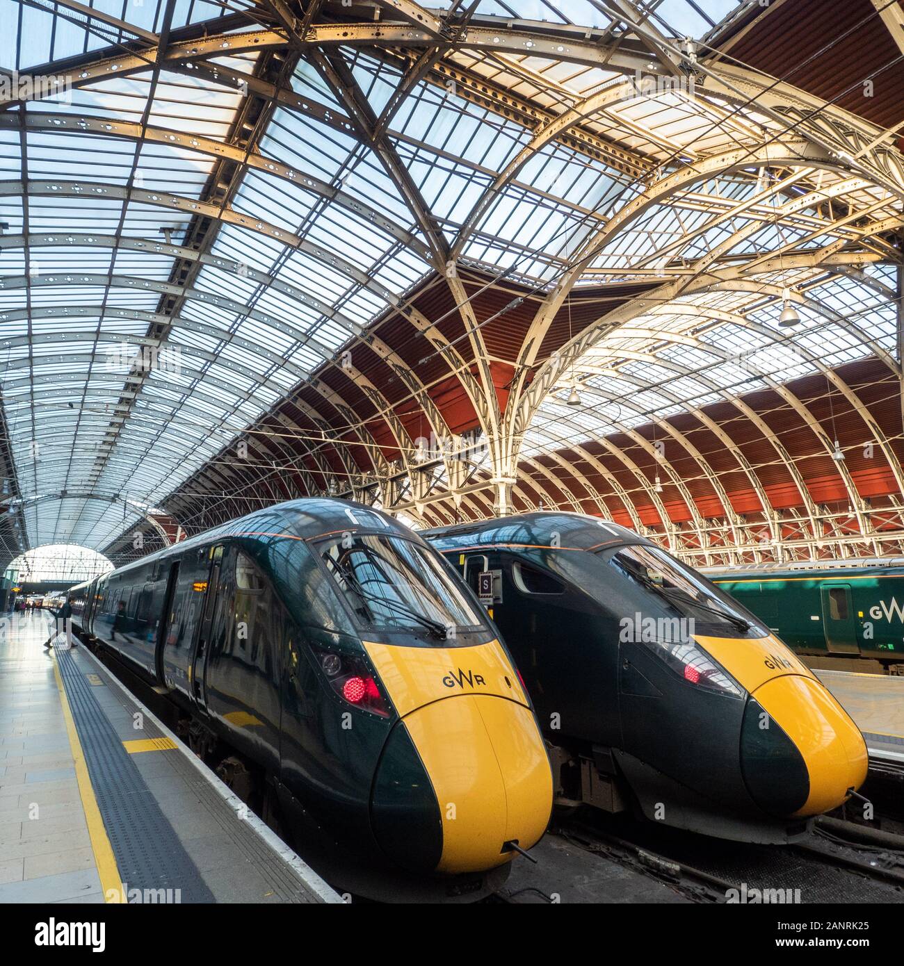 Sali a bordo di un treno alla stazione ferroviaria di Paddington a Londra Foto Stock
