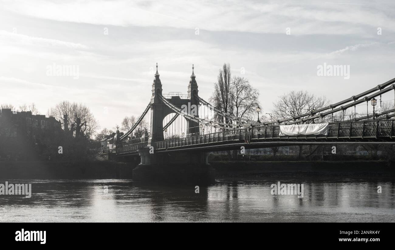 Hammersmith Bridge sul Tamigi a Londra. Foto Stock