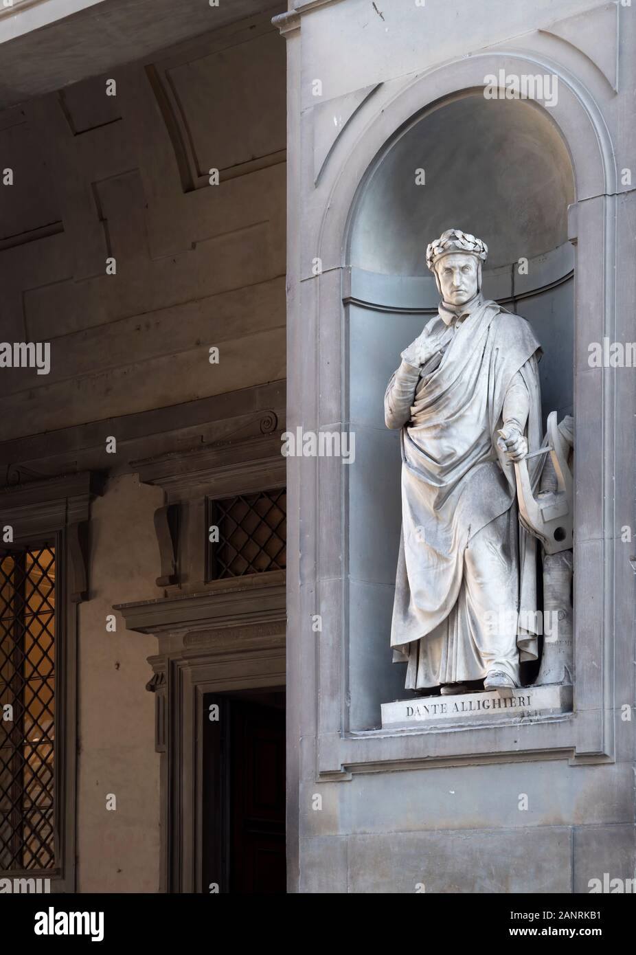 Firenze, Italia, 6 Gennaio 2020: la statua di Dante Alighieri lungo il colonnato della Galleria degli Uffizi di Firenze, poeta italiano. Foto Stock