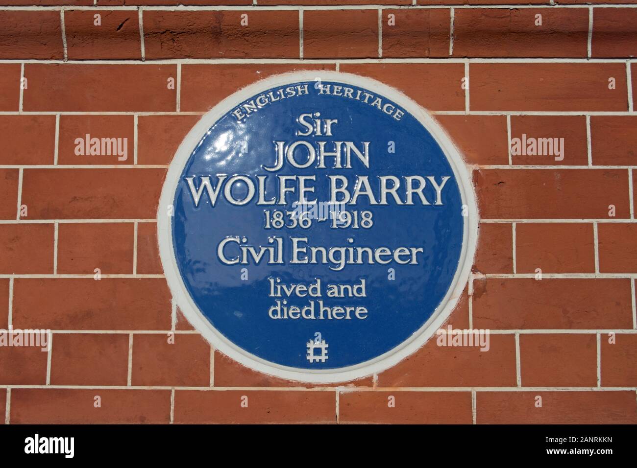 English Heritage targa blu contrassegno di una casa di un ingegnere civile sir John Wolfe Barry, Chelsea Embankment, Londra, Inghilterra Foto Stock