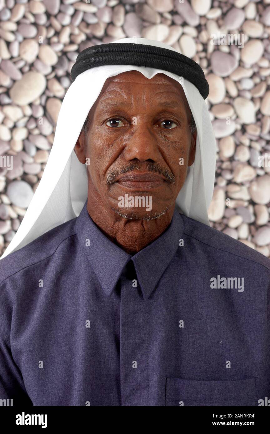 Ritratto di Qatar uomo che indossa Thobe e Ghutra in studio foto. Foto Stock