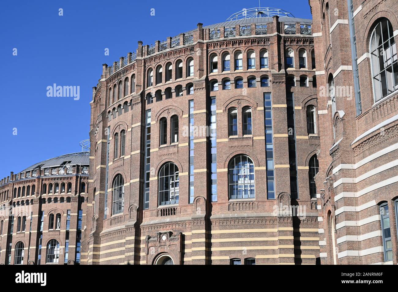 Vecchio gasometro per lo stoccaggio di gas a Vienna Austria Foto Stock