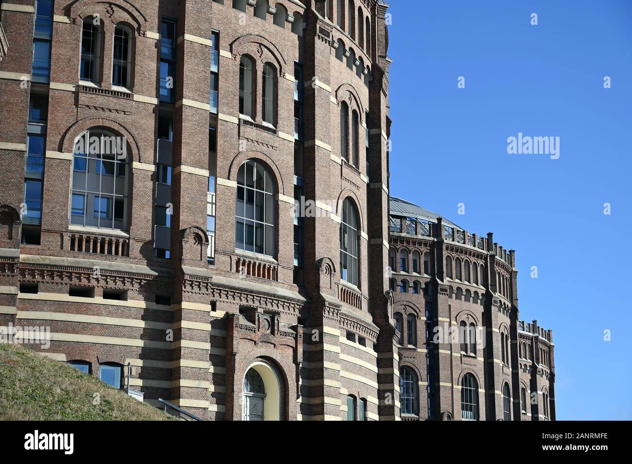 Il vecchio gas gasometri di memorizzazione del punto di riferimento di Vienna Austria Foto Stock
