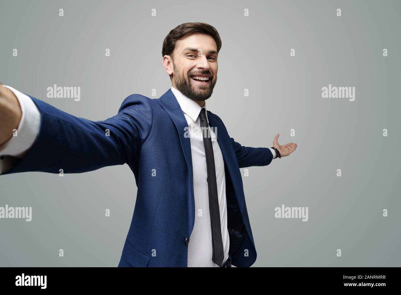 Ampio angolo selfie colpo di un giovane imprenditore puntando su un copyspace con la mano Foto Stock