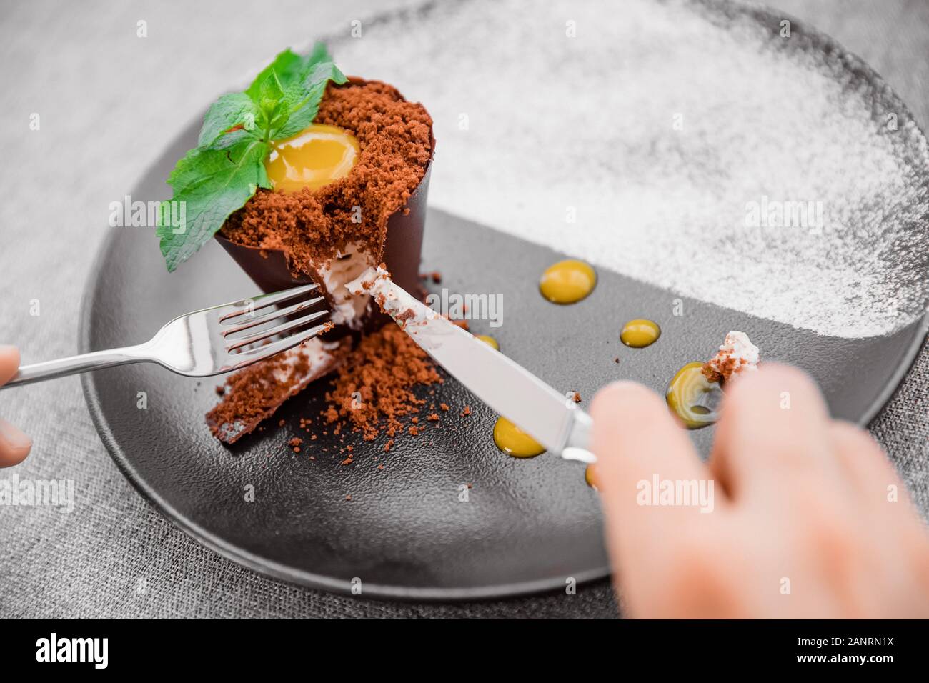Il cioccolato fondente germoglio di menta in pentola di terra budino dessert con gelato su piastra Foto Stock