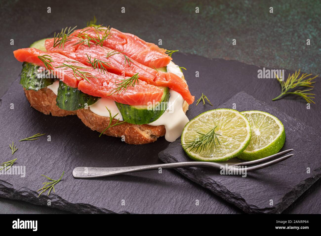 Panino di salmone salato Foto Stock