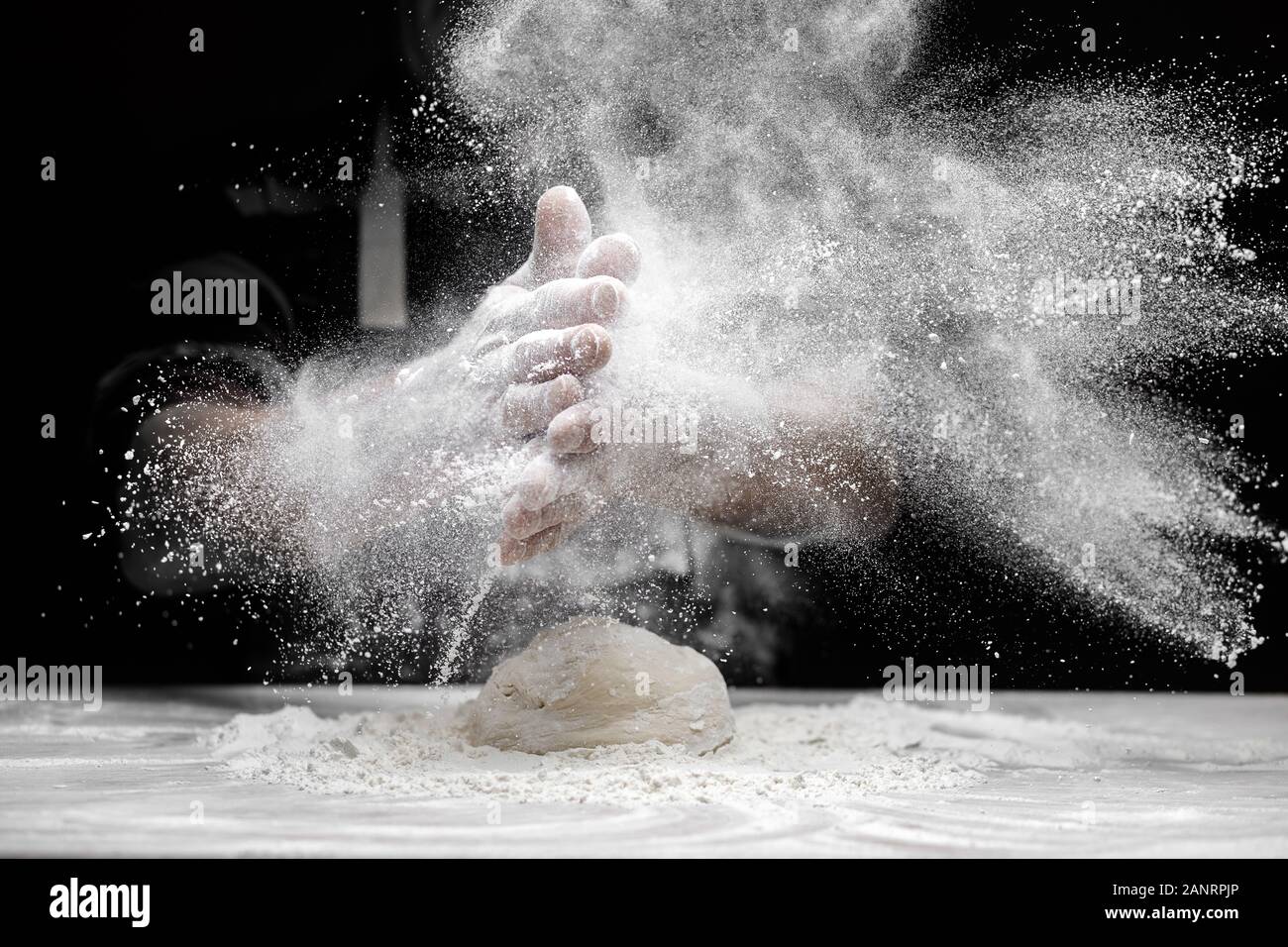 Esplosione di polvere di farina immagini e fotografie stock ad alta  risoluzione - Alamy