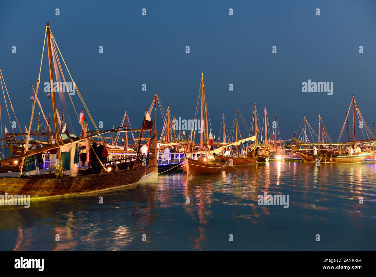 Vista generale del Dhow di notte, Katara sambuco tradizionale Festival, Doha, Qatar. Foto Stock