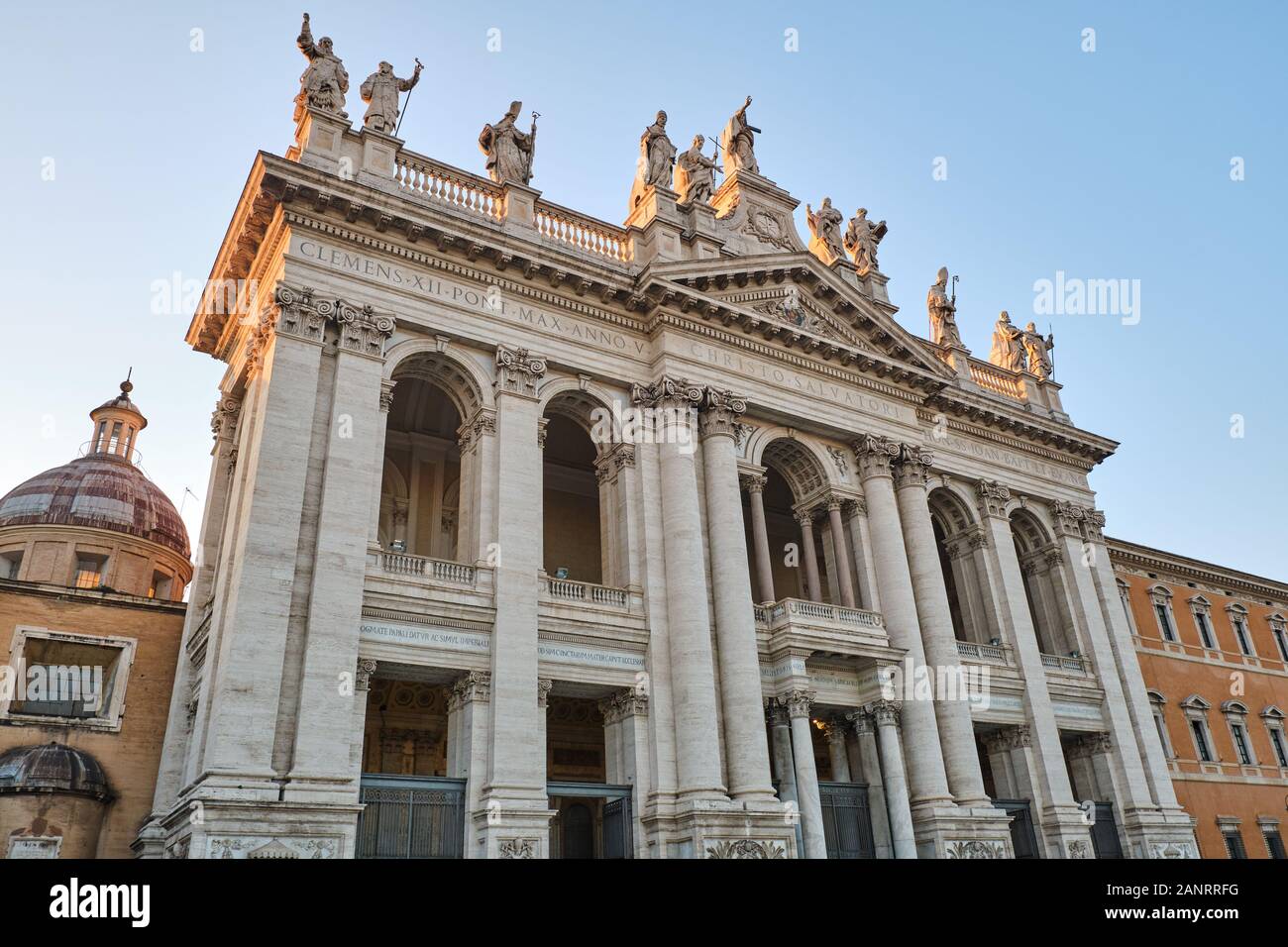 La facciata principale dell'Arcibasilica di San Giovanni in Laterano a Roma, Italia Foto Stock