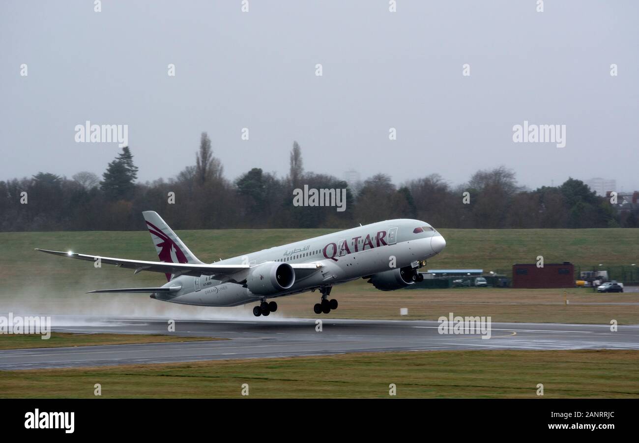 Qatar Airways Boeing Dreamliner 787-8 decollare in condizioni di bagnato, dall'Aeroporto di Birmingham, UK (A7-BDD) Foto Stock