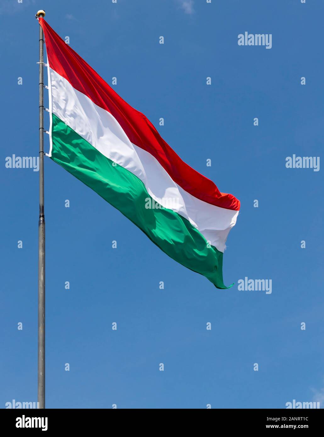 Bandiera ungherese sul cielo blu Foto Stock