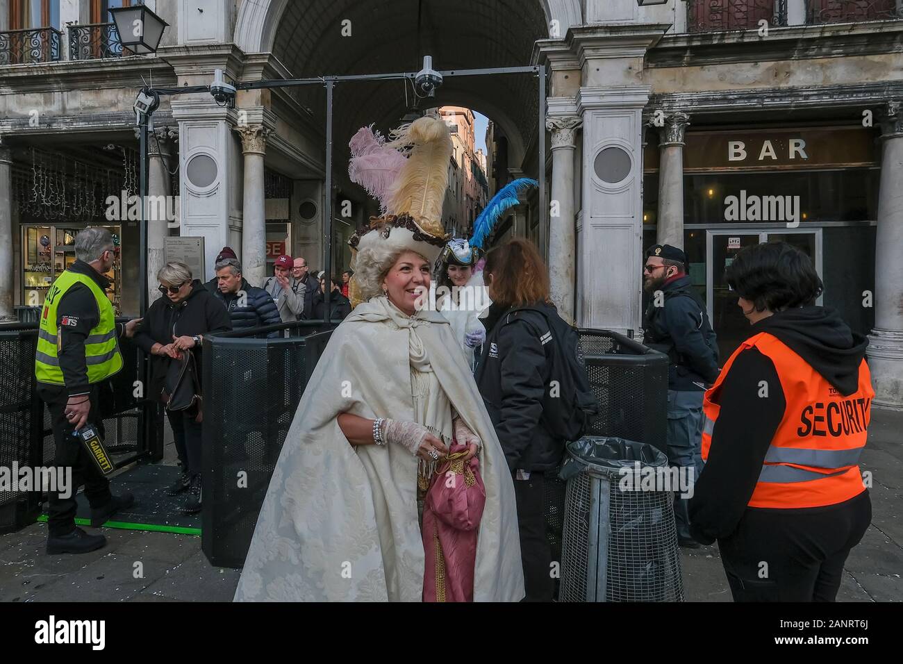 Venezia, Italia - Marzo 1, 2019 un giovane vestito con un costume Arlequin  durante il Carnevale di Venezia Foto stock - Alamy