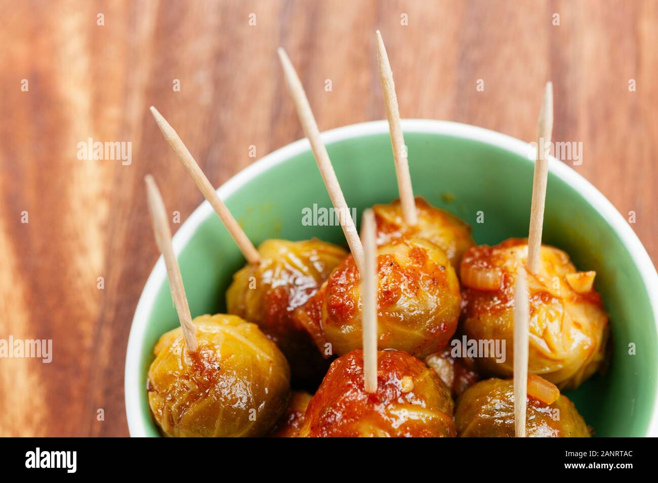 Una gustosa merenda con marinata di cavolini di Bruxelles Foto Stock