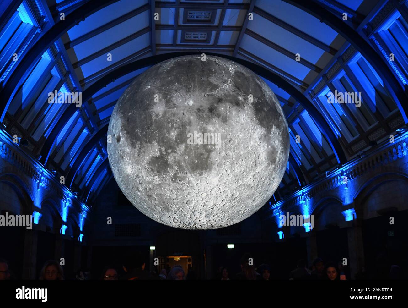 Museo della luna, una touring opera dell artista britannico Luke Jerram. In mostra al Museo di Storia Naturale di Londra, Inghilterra, Regno Unito. Maggio 2019 - Gennaio 2020 Foto Stock