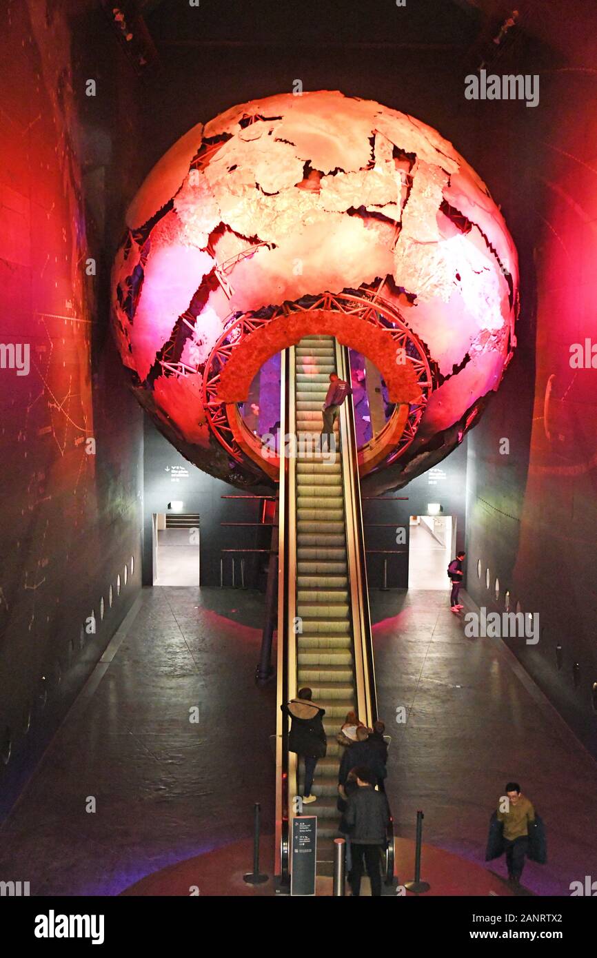 La Terra Hall con il suo red globe escalator, in terra gallerie, Red Zone, presso il Museo di Storia Naturale di Londra, Inghilterra, Regno Unito Foto Stock