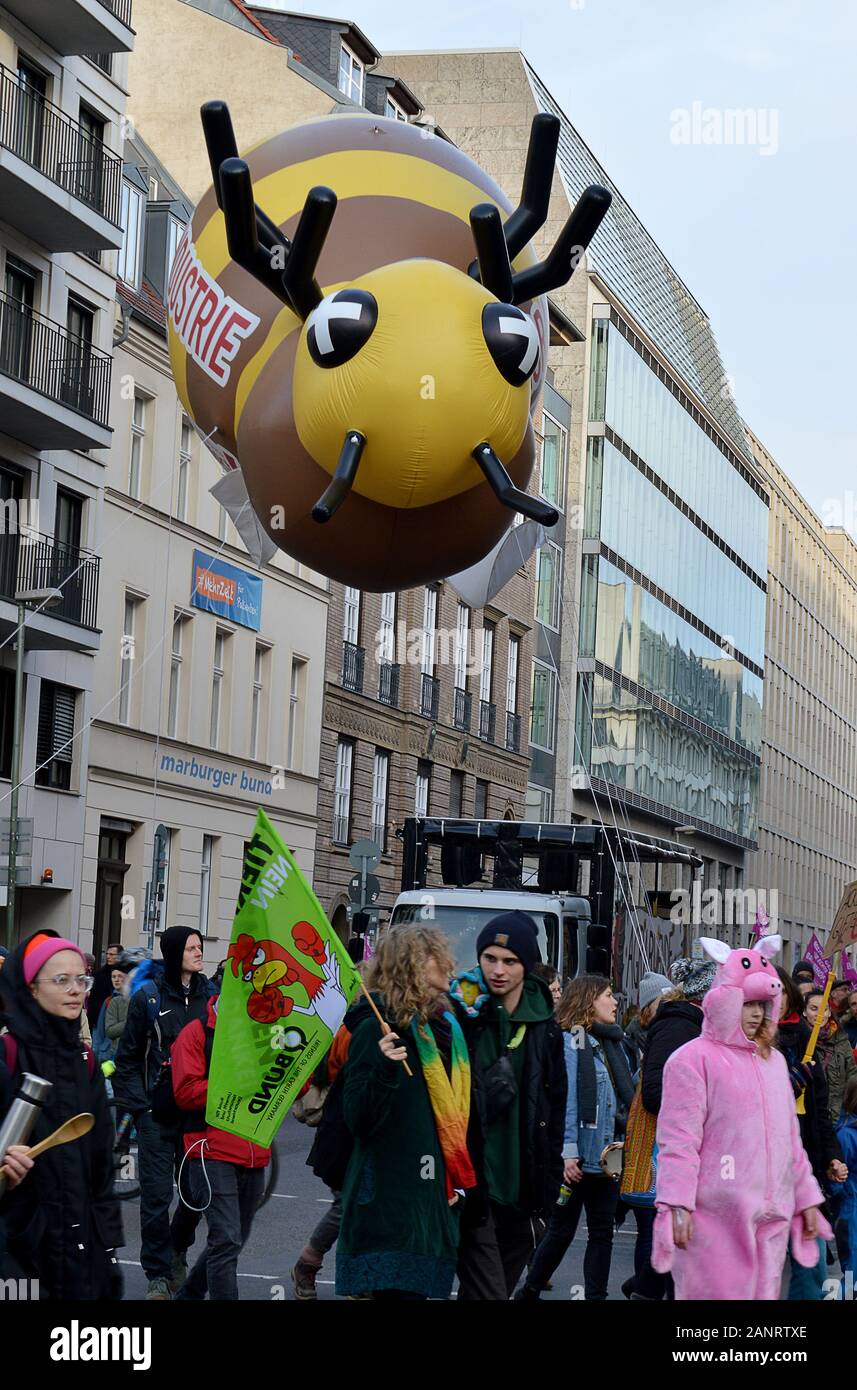 Berlino, Germania - 18 gennaio 2020: manifestanti con un gonfiabile beee marzo a Berlino come parte di una dimostrazione durante la International la Settimana verde 2020 food trade show. Foto Stock