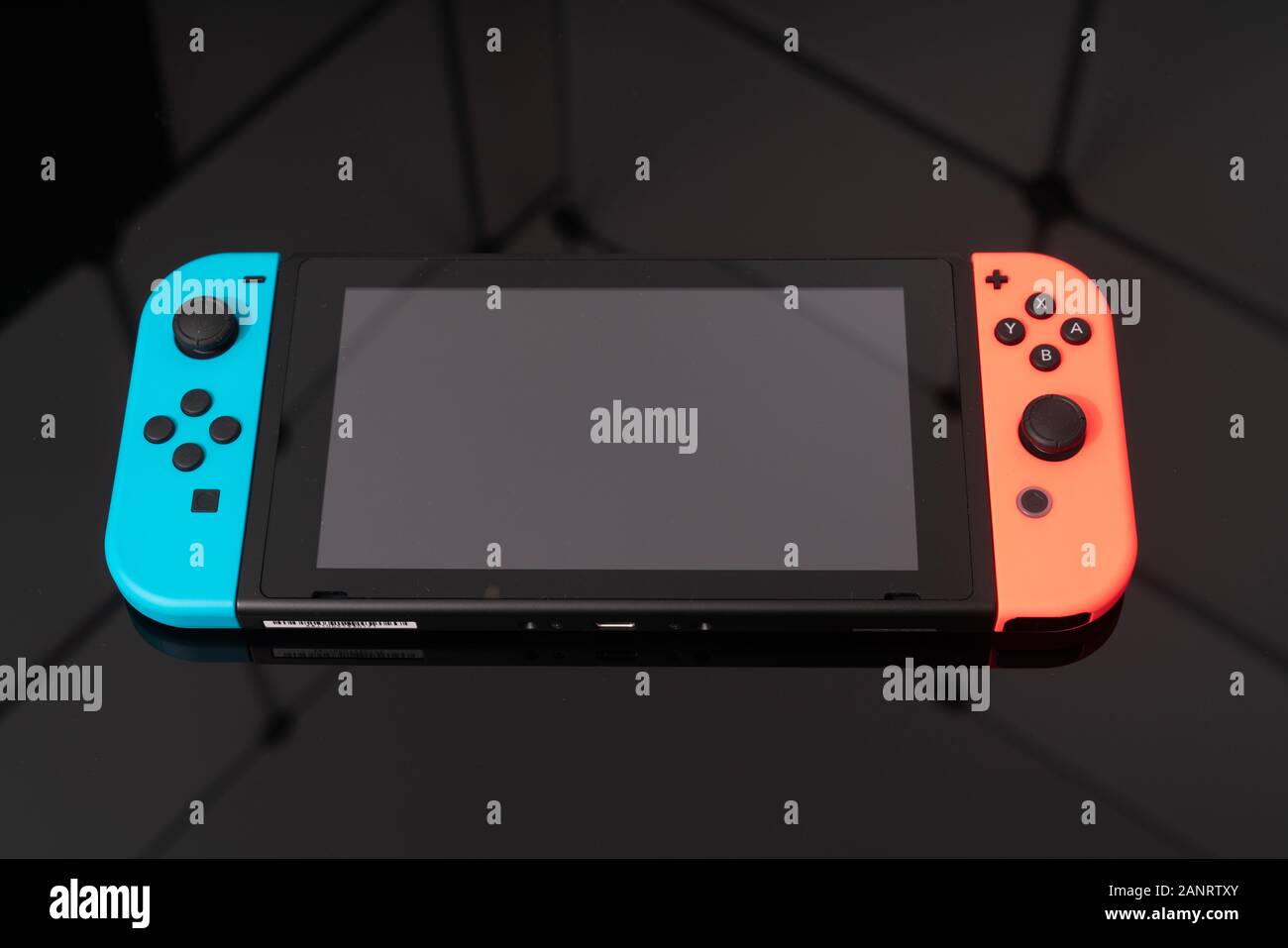 Interruttore Nintendo video della console di gioco sviluppato da Nintendo, rilasciato il 3 marzo 2017 su uno sfondo nero. Germania Berlino - Giugno 30, 2019: Nintendo S Foto Stock